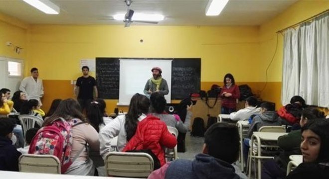 Sarasola e seus colegas visitaram escolas em locai remotos para exibir o documentário 'A Águia que Chora'