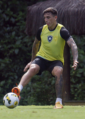 Saravia em treino do Botafogo