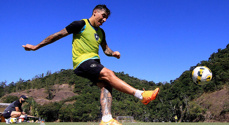 Renzo Saravia, lateral-direito do Botafogo