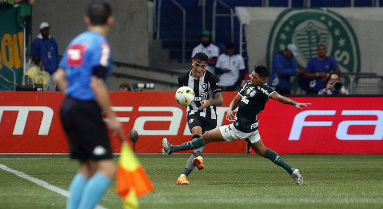 Saravia e Rony em duelo do primeiro turno entre Palmeiras e Botafogo