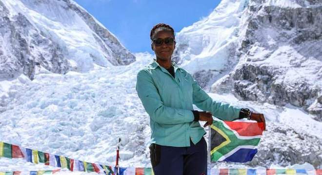 Khumalo faz montanhismo com fins beneficentes e de conscientização
