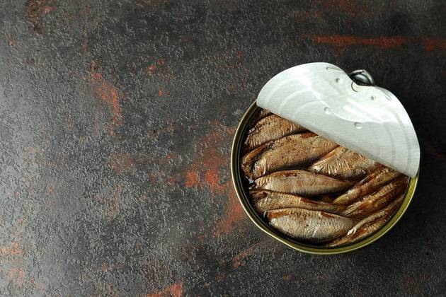 Vitamina DEste é um dos poucos nutrientes que não se obtém em grande quantidade na alimentação. O recomendável para manter níveis desejáveis de vitamina D é a exposição ao sol sem proteção solar em horário de menor radiação, especialmente no início da manhã. Ainda assim, algumas comidas como peixes gordurosos (vale destacar a sardinha enlatada) são fontes de vitamina D