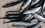 As sardinhas, o salmão e outros peixes gordos são ricos em ômega 3, fundamental para manter a saúde do cérebro em dia. Os experts afirmam ainda que os óleos e gorduras saudáveis, ricos nesses compostos, são importantes para aumentar os níveis de serotonina e elevar o estado de ânimo, 