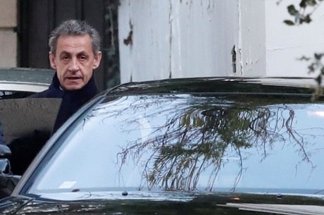 Sarkozy foi solto, mas colocado sob supervisão