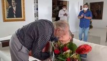 Aos 91 anos, Sarney homenageia mulher, que completa 90