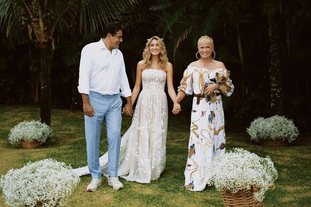 Sasha Meneghel abriu o álbum de fotos da festa de casamento com o músico João Figueiredo. A modelo, que é filha de Xuxa Meneghel com o ator Luciano Szafir, compartilhou as imagens dois dias após a celebração íntima em Angra dos Reis, Rio de Janeiro. No sábado (22), o casal postou fotos do sim nas redes sociais. A celebração aconteceu na casa da apresentadora de televisão e todos os convidados fizeram testes de covid-19, como mostrou Junno Andrade, namorado de Xuxa, nos stories no Instagram