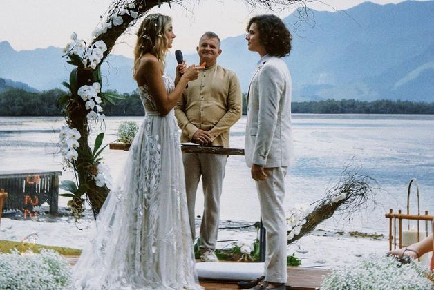 Sasha Meneghel e João Figueiredo celebraram o casamento com familiares e amigos íntimos, neste sábado (22), em Angra dos Reis, no Rio de Janeiro. A festa, que seguiu todos os protocolos contra a covid-19, aconteceu semanas após a modelo anunciar que estava casada oficialmente com o cantor