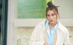 Na semana passada, Sasha apareceu nas redes sociais com um look social e chique: uma combinação de camisa azul, calça jeans, bolsa cinza e sobretudo branco, que foi o destaque do visual
