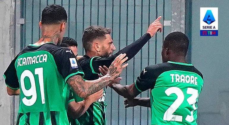 O abraço em Berardi, pelo primeiro tento do Sassuolo