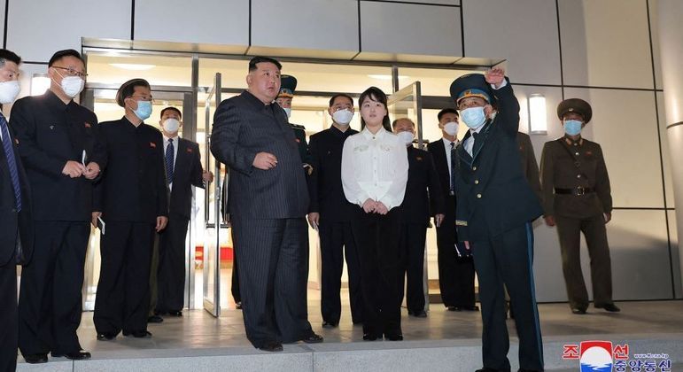 Kim Jong-un e militares na Administra&ccedil;&atilde;o de Desenvolvimento Aeroespacial Nacional