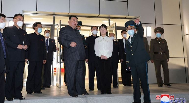 Kim Jong-un e militares na Administração de Desenvolvimento Aeroespacial Nacional
