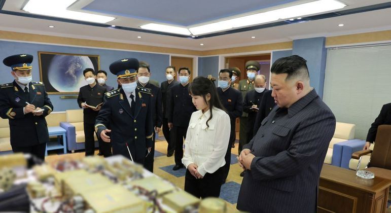 Com imagem borrada, militares mostram a Kim Jong-un e sua filha parte do satélite espião