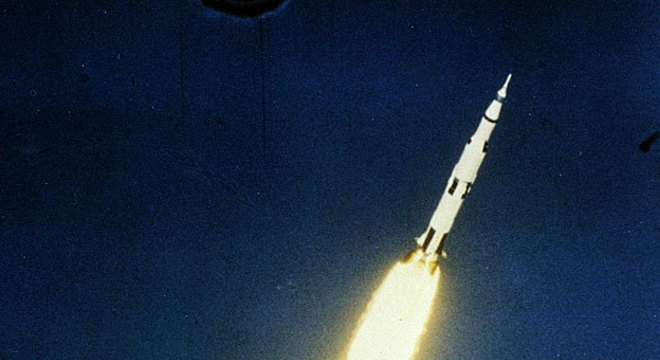 O foguete Saturn 5 pesava mais de 2,8 milhões de quilos e tinha 111 metros de altura 