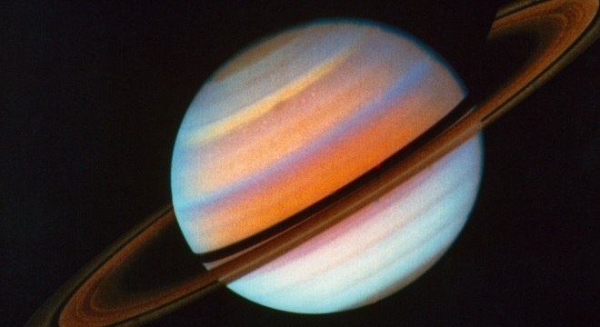 Primeira imagem de Saturno feita pela Voyager 1 