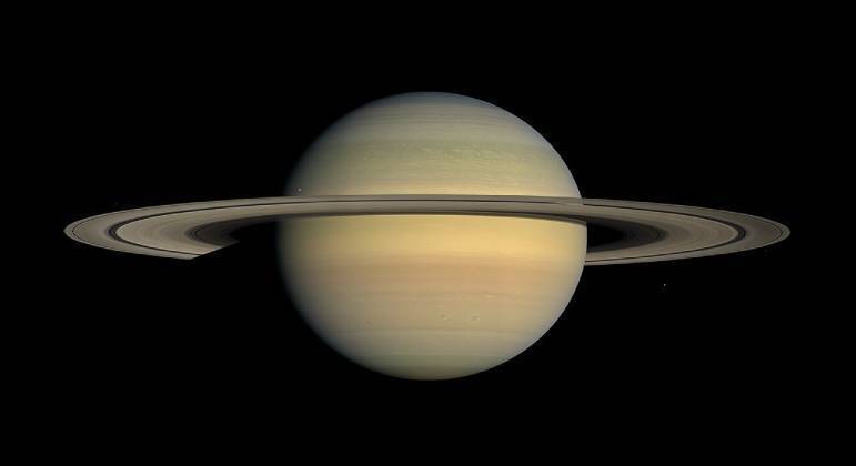 SaturnoSe fosse possível colocar o segundo maior planeta do Sistema Solar em um recipiente com água, o astro dos anéis simplesmente boiaria. Isso porque o gigante gasoso possui densidade menor do que a do nosso precioso líquidoVeja também: Cientistas inventam exoesqueleto que ajuda as pessoas a correr mais rápido