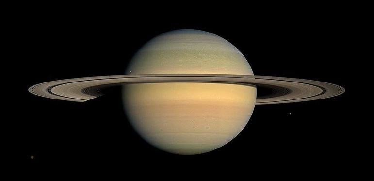Saturno é o sexto planeta a partir do Sol e o segundo maior do Sistema Solar atrás de Júpiter. Visto da Terra, Saturno aparenta ser uma estrela brilhante no céu, facilmente visível. Somente após a invenção do telescópio, entretanto, seus anéis e satélites foram descobertos.
