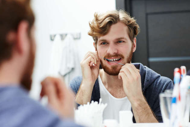 2. Use fio dentalA utilização do fio dental garante que a placa bacteriana acumulada entre os dentes, e que não é alcançada pela escovação, seja removida e não cause inflamações comprometedoras à saúde bucal. O uso deve ser incentivado entre crianças, adolescentes, adultos e idosos para evitar doenças periodontais e mau hálito, por exemplo. Segundo o Ministério da Saúde, a forma correta é enrolar cerca de 40 cm de fio dental entre os dedos e encaixá-los no espaço existente entre a gengiva e o dente.Após isso, passe o fio ao menos duas vezes em cada espaço, pressionando para um lado e depois para o outro. Por fim, faça o movimento para puxar a sujeira até a ponta do dente