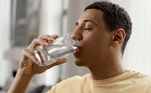4. Mantenha-se hidratadoA água, além de um líquido essencial para o organismo humano, ajuda a prevenir a chamada 'boca seca', que consiste na diminuição do fluxo de saliva. Essa redução, de acordo com o Ministério da Saúde, 'pode causar maior risco para cárie dentária, incômodo no uso da prótese, perda do paladar, mau hálito e dificuldades para falar, mastigar e engolir os alimentos'.'Manter-se hidratado é muito positivo, principalmente quando estiver muito calor, muita exposição ao sol, porque baixa um pouco a imunidade. [Também] evita o ressecamento das mucosas, do lábio, da bochecha', explica o cirurgião