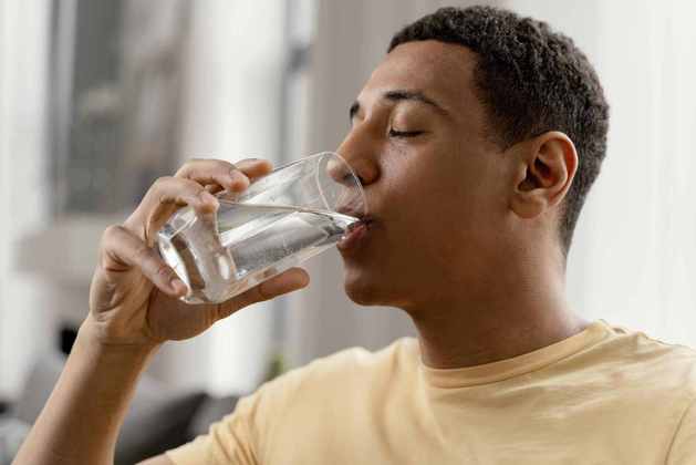 4. Mantenha-se hidratadoA água, além de um líquido essencial para o organismo humano, ajuda a prevenir a chamada 'boca seca', que consiste na diminuição do fluxo de saliva. Essa redução, de acordo com o Ministério da Saúde, 'pode causar maior risco para cárie dentária, incômodo no uso da prótese, perda do paladar, mau hálito e dificuldades para falar, mastigar e engolir os alimentos'.'Manter-se hidratado é muito positivo, principalmente quando estiver muito calor, muita exposição ao sol, porque baixa um pouco a imunidade. [Também] evita o ressecamento das mucosas, do lábio, da bochecha', explica o cirurgião