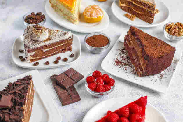 5. Equilibre o consumo de açúcarConsumir alimentos açucarados acaba se tornando inevitável durante as celebrações, porém evitar o exagero é uma forma de prevenir incômodos nos dentes.'A escolha dos alimentos está menos associada [ao desconforto], mas, claro que o [recomendado é o] mínimo de açúcares possível dentro da sua dieta', alerta Pastore