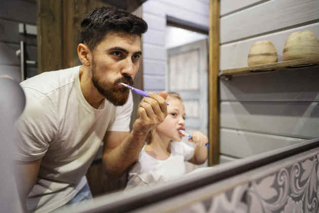 Outro hábito que pode ser prejudicial à saúde dos dentes é a força empregada na escovação — gerando as escovas 