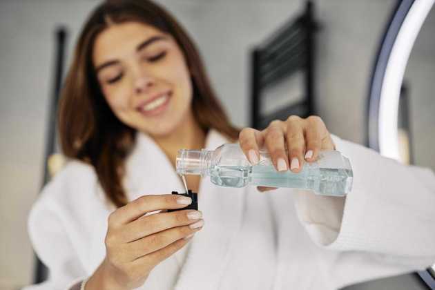 3. Use enxaguante bucal  O enxaguante bucal funciona como um complemento à escovação e, segundo Pastore, deve ser usado, 'pelo menos, uma vez ao dia'. A recomendação da FOUSP (Faculdade de Odontologia da Universidade de São Paulo) é utilizá-lo após o fio dental e a escovação. Segundo a instituição, a maioria das pessoas não escova os dentes de forma 100% correta e completa, portanto a ajuda do enxaguante é sempre bem-vinda. Além disso, é um produto que cabe na bolsa e pode ser útil também em compromissos fora de casa
