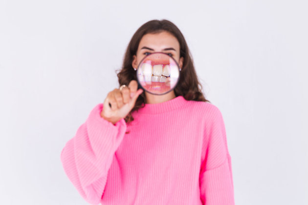 Ao sentir desconforto, as dentistas recomendam a busca de ajuda profissional, para que a causa da sensibilidade dentária possa ser investigada para ter o melhor direcionamento. De prontidão, Kenia orienta os pacientes que evitem consumir alimentos muito gelados ou muito quentes, para evitar desconforto, e utilizem cremes dentais para sensibilidade, até que a consulta com um cirurgião dentista possa ser realizada