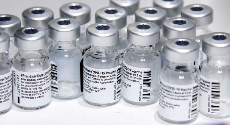 Frascos da vacina contra Covid-19 Pfizer/BioNTech em centro de vacinação em Toronto