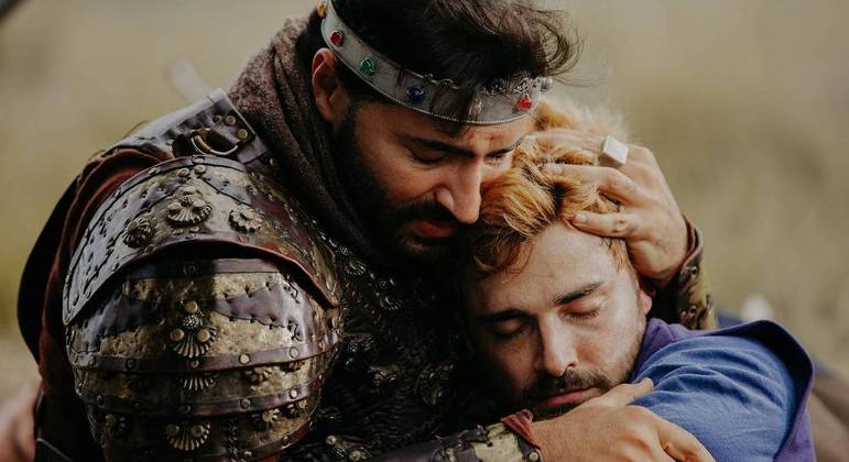 Batalha contra a Filístia resultou nas mortes de Saul (Carlo Porto) e Jônatas (Miguel Coelho)