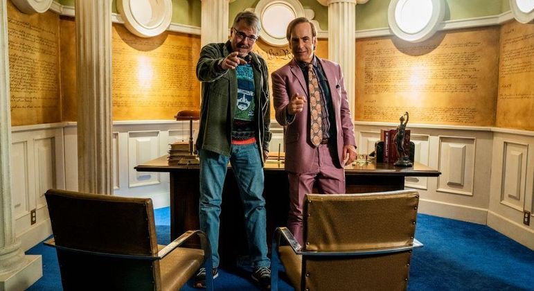 Vince Gilligan (à esquerda), criador de Breaking Bad e Better Call Saul, ao lado de Bob Odenkirk