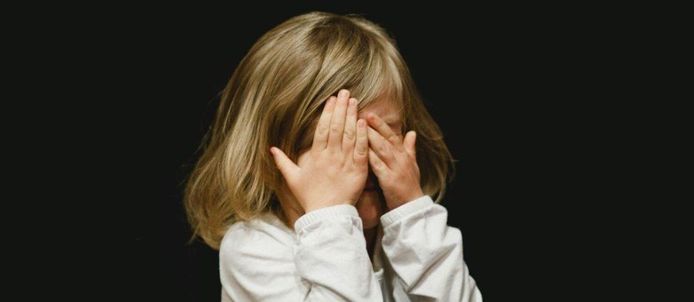 Sentir medo é normal e faz parte do desenvolvimento infantil (Divulgação/Unsplash)