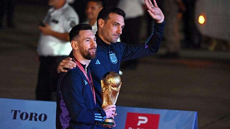Scaloni e Messi: os Lioneis posam com a Copa do Mundo.
