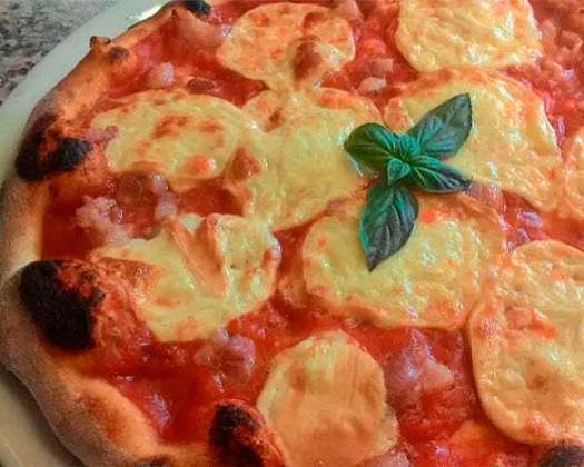 Scamorza - O queijo italiano scamorza é o principal ingrediente dessa pizza. Molho de tomate, rodelas de tomate, folhas de manjericão e azeitonas são outros a serem acrescentados. Sugerida por Silvio Cicchi.