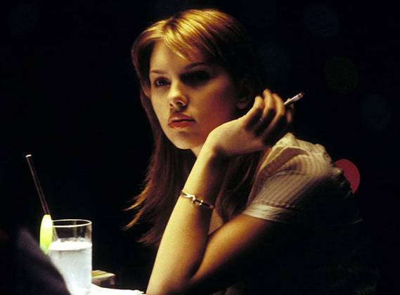 Scarlett Johansson começou a atuar com apenas 10 anos, mas foi em “Encontros e Desencontros” (2003) que a atriz ascendeu de vez para a fama.