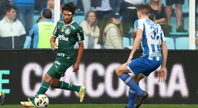 Gustavo Scarpa domina a bola pelo Palmeiras no empate com o Avaí pelo Brasileirão 2022
