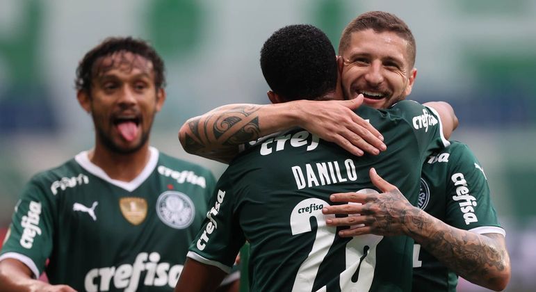 Danilo comemora com Zé Rafael e Scarpa o gol anotado contra o RB Bragantino pelo Brasileirão 
