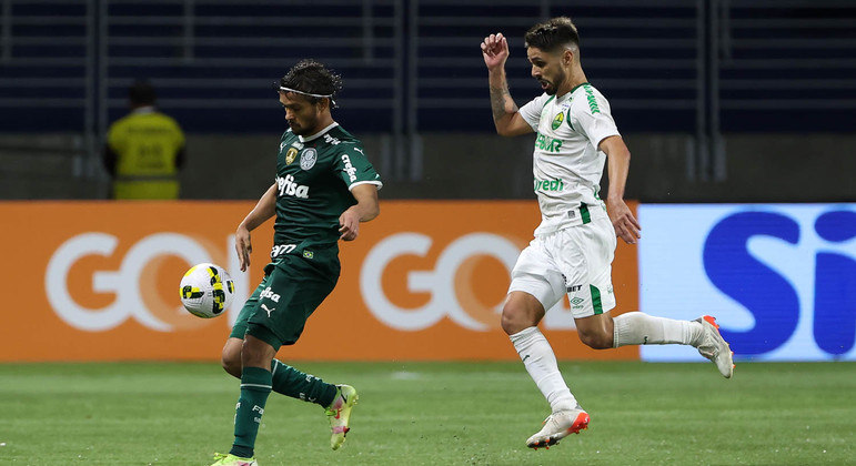 Gustavo Scarpa protege a bola da marcação durante o jogo entre Palmeiras e Cuiabá