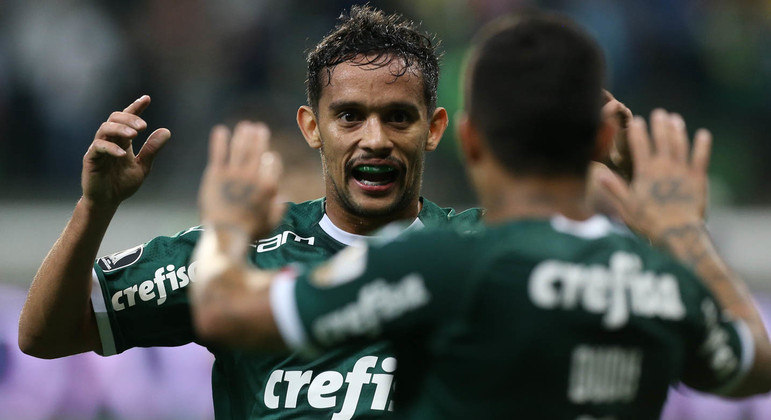 Scarpa e Dudu comemoram o gol do Palmeiras contra o Godoy Cruz pela Libertadores
