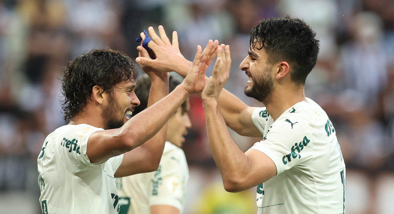 Scarpa comemora o gol marcado por López com a assistência dele na vitória do Palmeiras