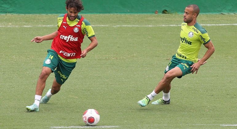 Gustavo Scarpa e Mayke (à direita) realizam atividade em treino na Academia de Futebol