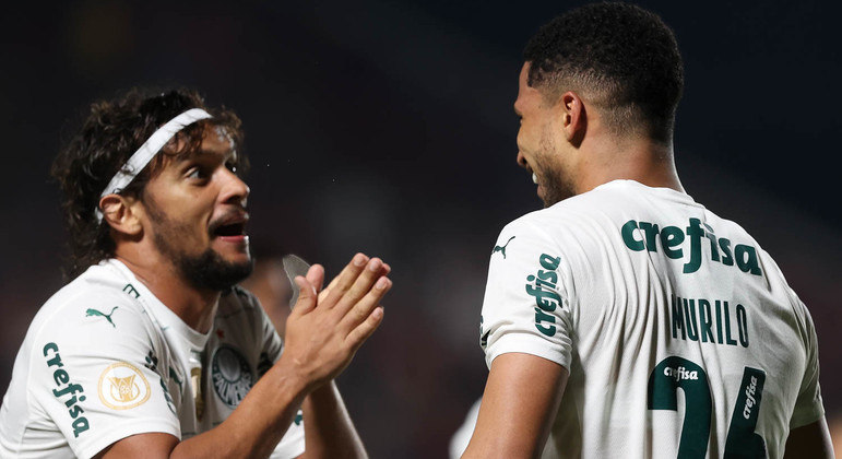 Scarpa e Murilo comemoram o gol do Palmeiras anotado diante do Atlético-GO pelo Brasileirão