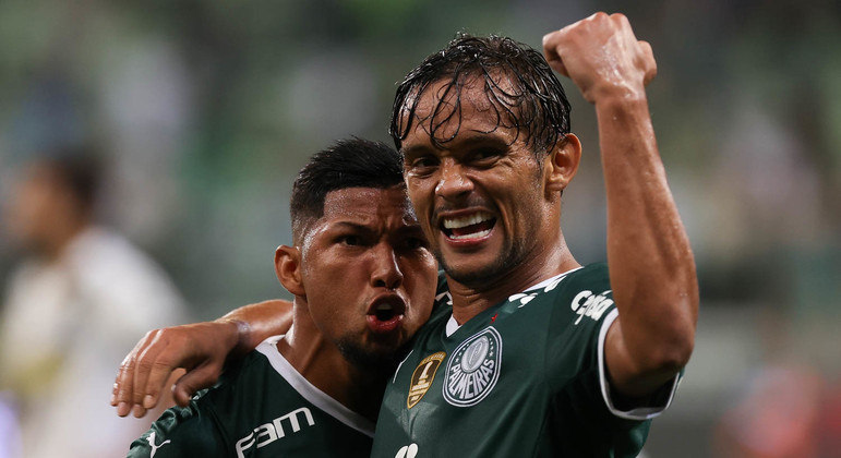 Rony e Gustavo Scarpa comemoram gol anotado pelo Palmeiras no Paulistão 2022