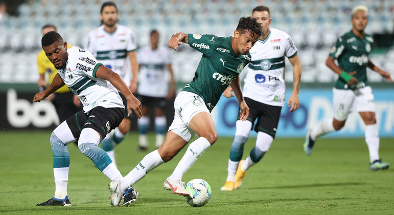 Scarpa domina a bola para o Palmeiras na derrota para o Coritiba no Couto Pereira em 2021