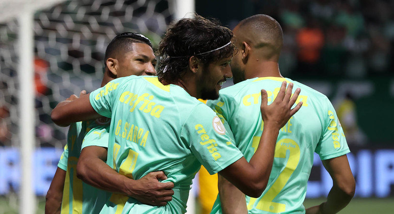 Scarpa comemora o gol de pênalti marcado na vitória do Palmeiras sobre o Avaí no Brasileirão