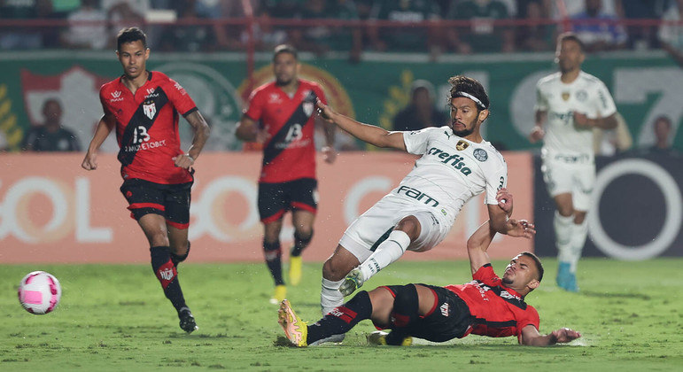 Scarpa e jogador do Atlético-GO disputam a bola no empate do Palmeiras pelo Brasileirão