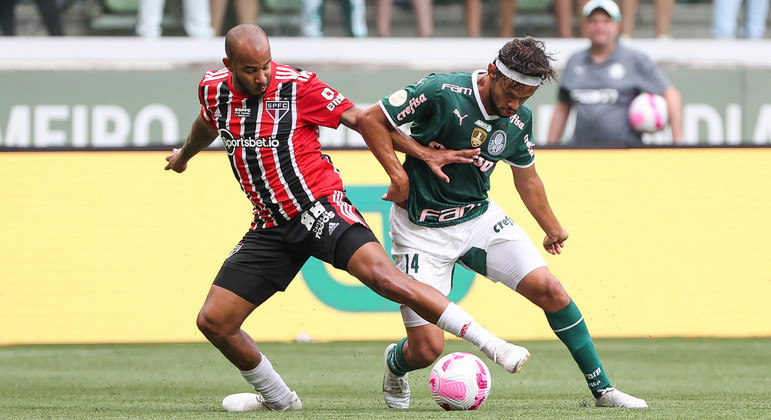 Scarpa e Patrick disputam a bola no empate entre Palmeiras e São Paulo pelo Brasileirão
