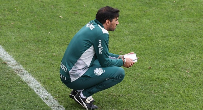 Técnico Abel Ferreira observa treinamento do Palmeiras na Academia de Futebol