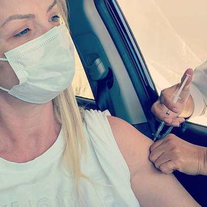 Alessandra Scatena, de 45 anos, recebeu a primeira dose da vacina contra a covid-19 no dia 25 de maio. O início do processo de imunização da apresentadora de TV acontece quase um ano após a morte do marido dela, o empresário Rogério Gherbali, por conta de complicações da doença sistêmica. 