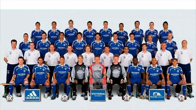 Schalke 04 - Campeonato Alemão, temporada 2006/2007 - Tinha seis pontos de vantagem a 13 rodadas do fim do campeonato. 