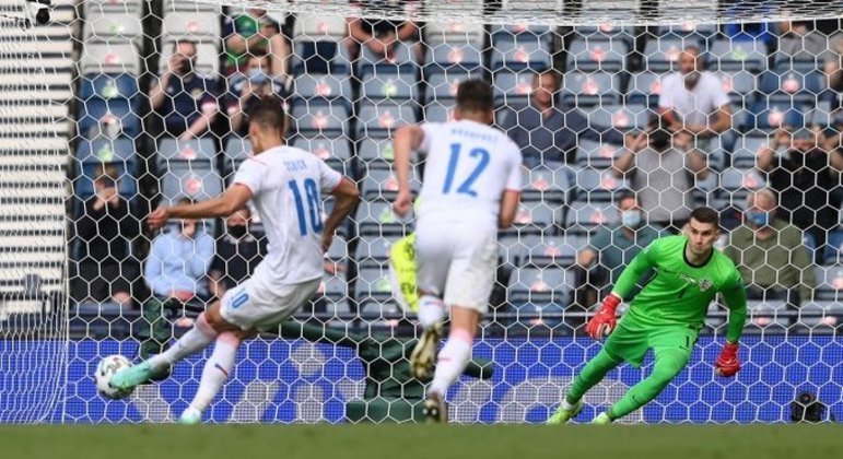 O pênalti batido por Schick, da República Tcheca, agora três gols, o artilheiro desta Euro2020